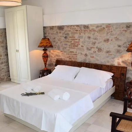 Kuecuekkoey Otel * Ayvalı